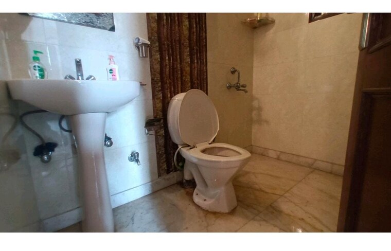 Bathroom, lajpat nagar iii 3 Bedroom 1800 Sq.Ft. Builder Floor In Lajpat Nagar Iii Delhi 9582701