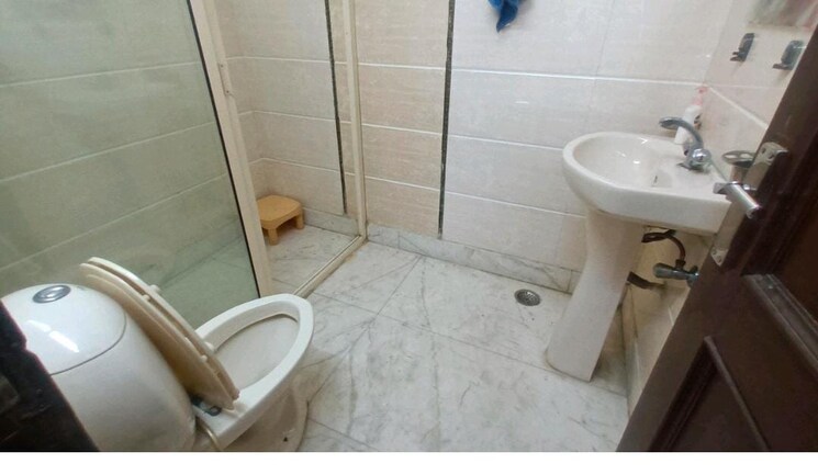 Bathroom, lajpat nagar iii 3 Bedroom 1800 Sq.Ft. Builder Floor In Lajpat Nagar Iii Delhi 9582701