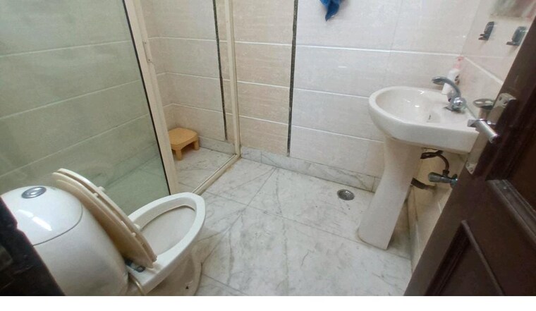 Bathroom, lajpat nagar iii 3 Bedroom 1800 Sq.Ft. Builder Floor In Lajpat Nagar Iii Delhi 9582701