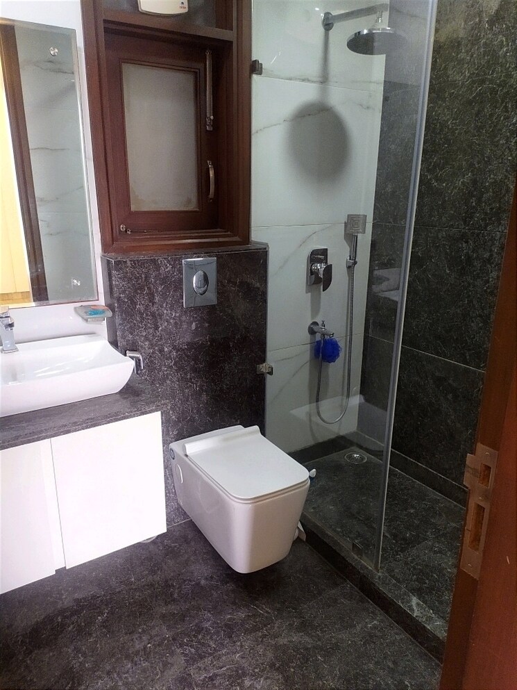 Attached Bathroom, kalkaji 3 Bedroom 2500 Sq.Ft. Builder Floor In Kalkaji Delhi 9582722