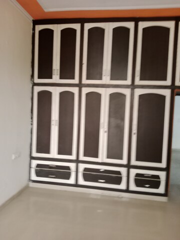 Room in 3 BHK Builder Floor at Sector 18 – for Rent