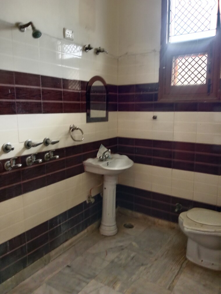 Attached Bathroom, sector 18 3 Bedroom 1986 Sq.Ft. Builder Floor In Sector 18 Panipat 9582773