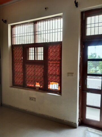 Room in 3 BHK Builder Floor at Sector 18 – for Rent