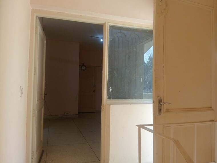Room, sainik farm 1 Bedroom 450 Sq.Ft. Builder Floor In Sainik Farm Delhi 9582821