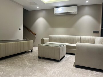 Living Room in 1.5 BHK Independent House at Sector 55 – for Rent