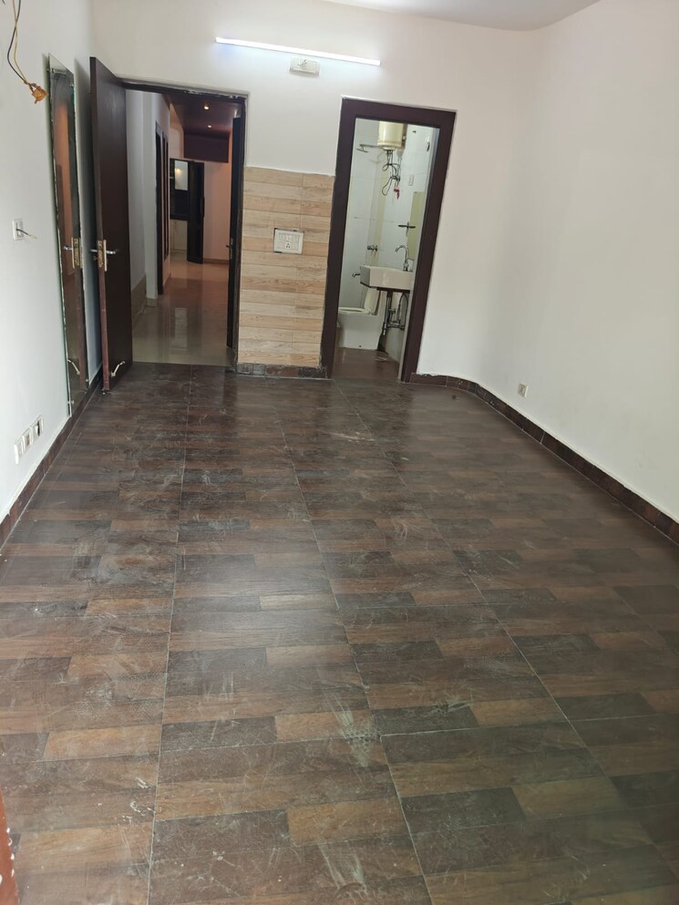 Room, greater kailash ii 3 Bedroom 200 Sq.Yd. Builder Floor In Greater Kailash ii Delhi 9582840