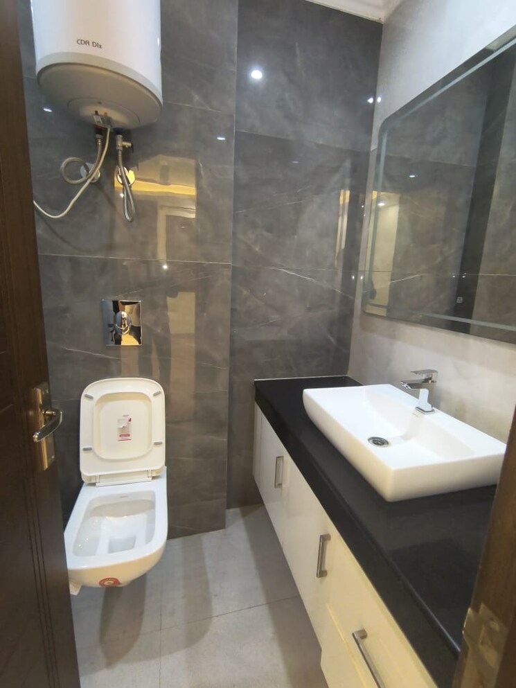 Bathroom, chittaranjan park 3 Bedroom 160 Sq.Yd. Builder Floor In Chittaranjan Park Delhi 9582851
