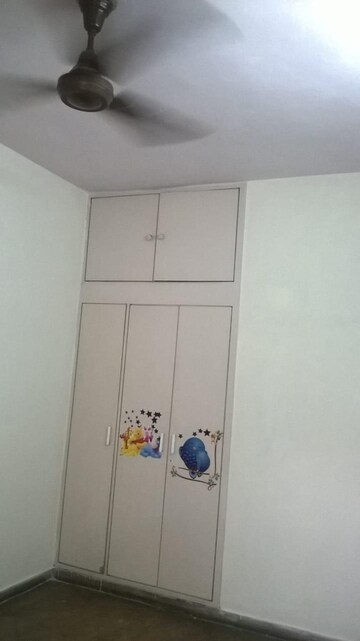 Furnished Amenities in 1 BHK Builder Floor at RWA Flats Pocket 40, Kalkaji – for Rent