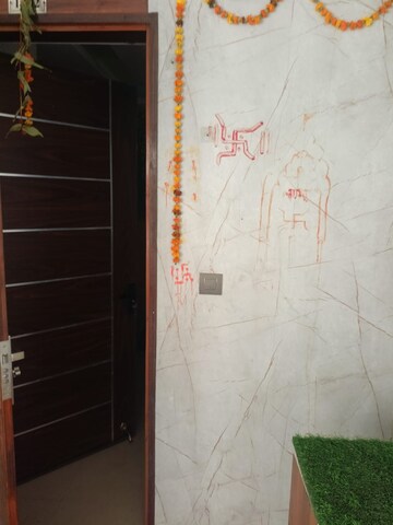Building Lobby in 2.5 BHK Apartment at Ratan Pearls, Sector 16 Greater Noida – for Rent