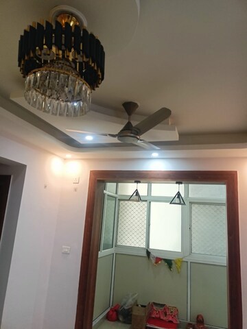 Room in 2.5 BHK Apartment at Ratan Pearls, Sector 16 Greater Noida – for Rent