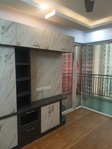 Room in 2.5 BHK Apartment at Ratan Pearls, Sector 16 Greater Noida – for Rent