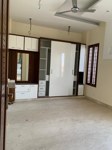 Room in 3 BHK Builder Floor at Sector 85 – for Rent
