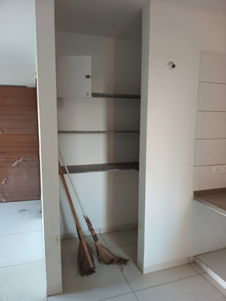 Room, vaishnodevi circle 3 Bedroom 1800 Sq.Ft. Apartment In Vaishnodevi Circle Ahmedabad 9583099