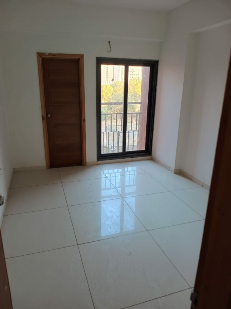 Room, vaishnodevi circle 3 Bedroom 1800 Sq.Ft. Apartment In Vaishnodevi Circle Ahmedabad 9583099