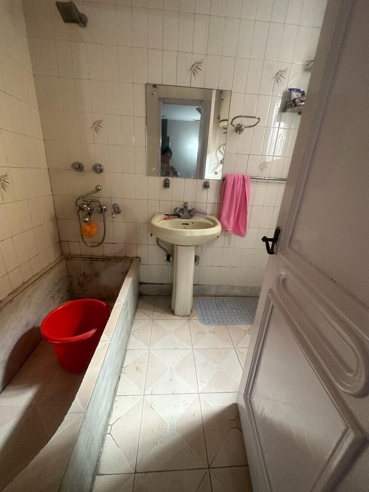 Bathroom, kailash hills 3 Bedroom 1800 Sq.Ft. Builder Floor In Kailash Hills Delhi 9583143