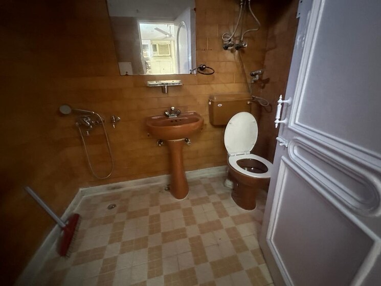 Bathroom, kailash hills 3 Bedroom 1800 Sq.Ft. Builder Floor In Kailash Hills Delhi 9583143