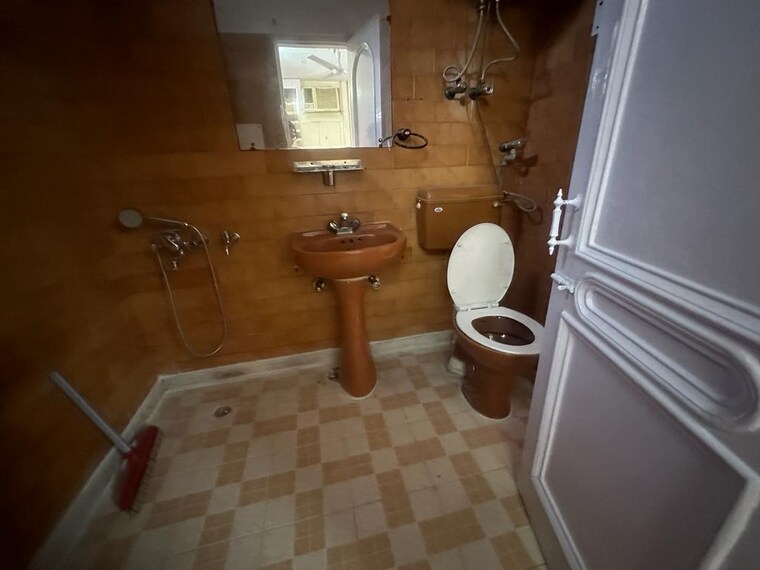 Bathroom, kailash hills 3 Bedroom 1800 Sq.Ft. Builder Floor In Kailash Hills Delhi 9583143