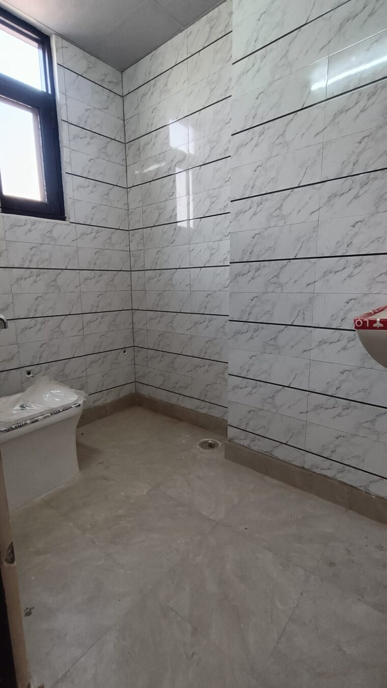 Bathroom, sector 73 2 Bedroom 1100 Sq.Ft. Builder Floor In Sector 73 Noida 9583175
