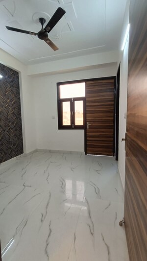 Room in 2 BHK Builder Floor at Sector 73 – for Sale
