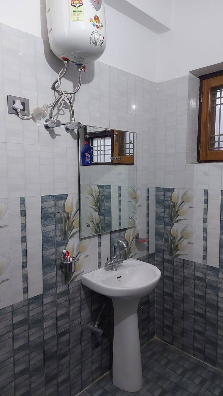 Bathroom, gomti nagar Pg For Boys & Girls In Gomti Nagar 9583186