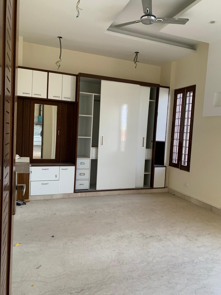 Room, sector 81 3 Bedroom 180 Sq.Yd. Builder Floor In Sector 81 Faridabad 9583261