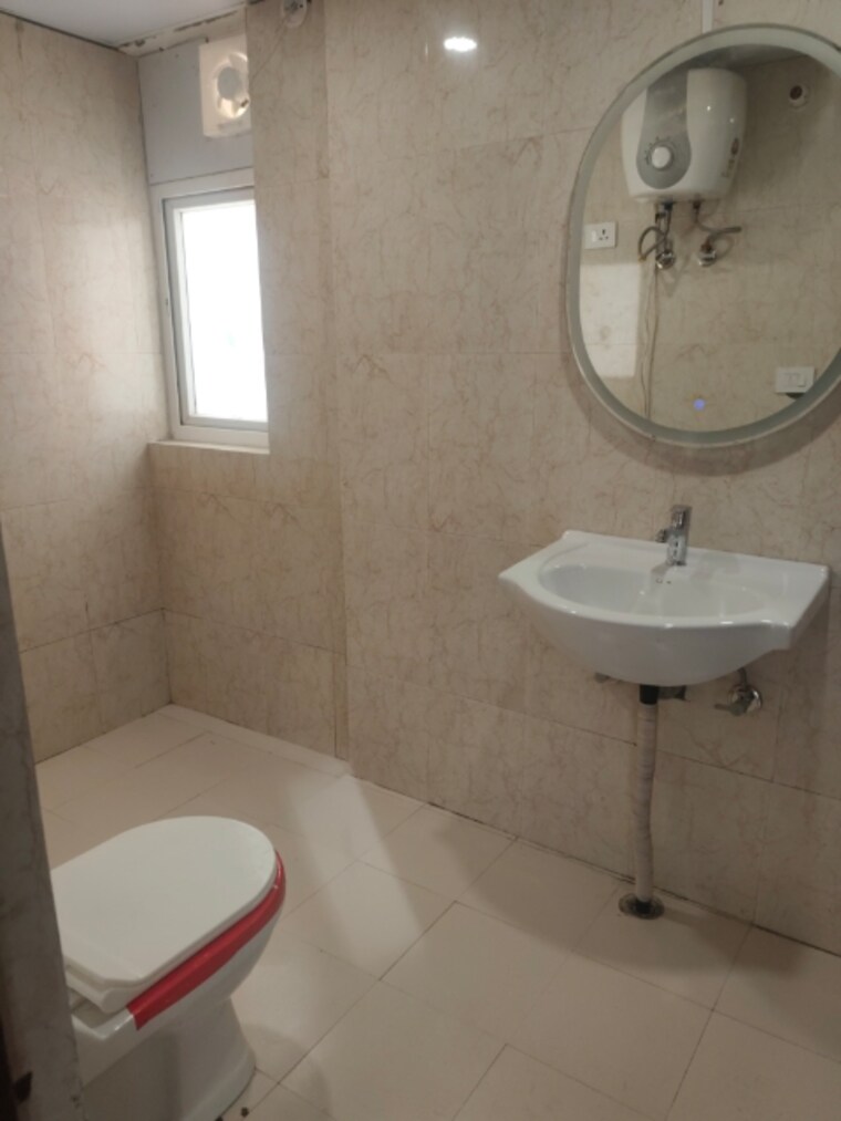 Bathroom, amrapali-heartbeat-city 4 Bedroom 3235 Sq.Ft. Apartment In Sector 107 Noida 9583311