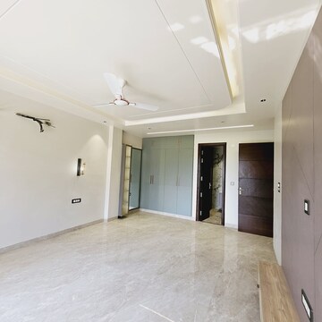 Room in 3 BHK Builder Floor at Sector 81 – for Rent