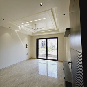 Room in 3 BHK Builder Floor at Sector 81 – for Rent