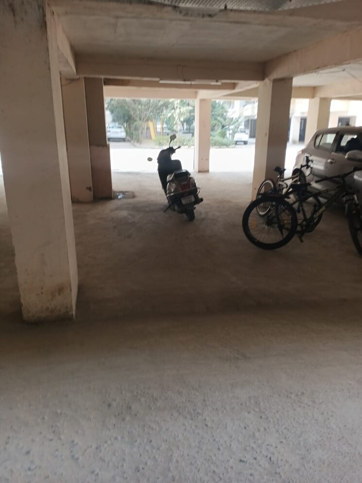  Parking, dhakoli 3 Bedroom 1800 Sq.Ft. Apartment In Dhakoli Zirakpur 9583399
