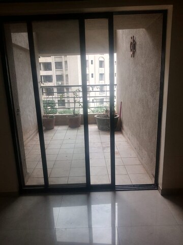 Room in 3 BHK Apartment at Kumar Kruti, Kalyani Nagar – for Rent