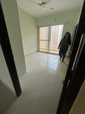 Room in 3 BHK Apartment at Mahagun Mirabella, Sector 79 – for Rent