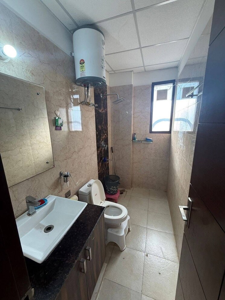 Bathroom, freedom fighters enclave 2 Bedroom 900 Sq.Ft. Apartment In Freedom Fighters Enclave Delhi 9583493