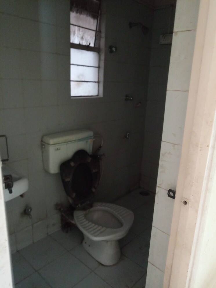 Bathroom, motiram-nagar-apartment 2 Bedroom 900 Sq.Ft. Apartment In Warje Pune 9583545