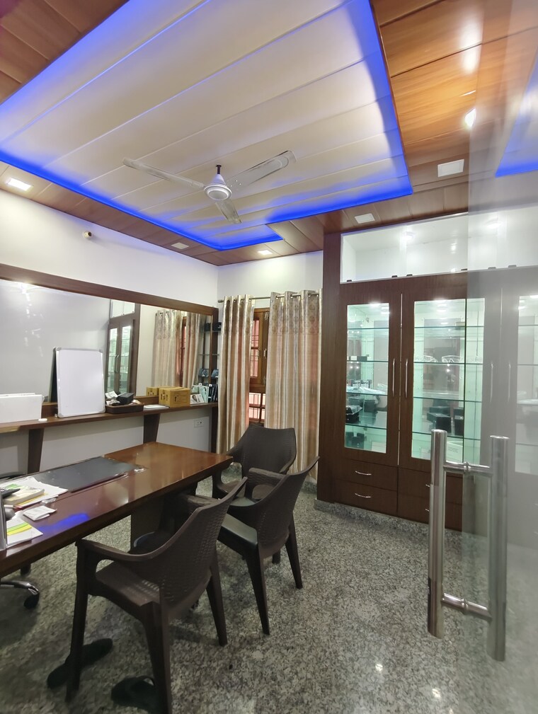 Gym, gomti nagar Commercial Office Space 800 Sq.Ft. In Gomti Nagar Lucknow 9583726