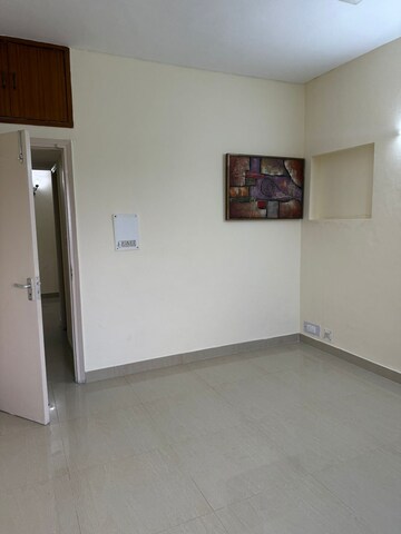Room in 2 BHK Apartment at Unitech South City Heights, Sector 41 – for Rent