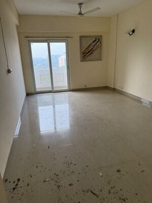Room in 2 BHK Apartment at Unitech South City Heights, Sector 41 – for Rent