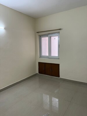 Room in 2 BHK Apartment at Unitech South City Heights, Sector 41 – for Rent