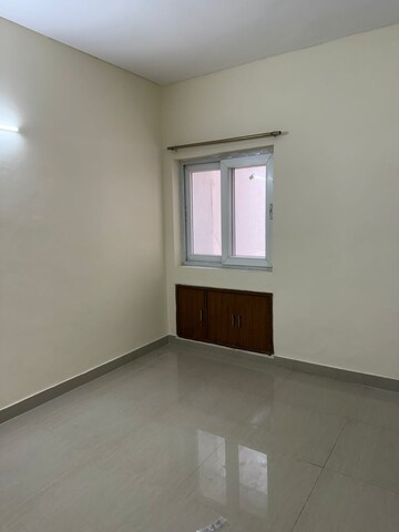 Room in 2 BHK Apartment at Unitech South City Heights, Sector 41 – for Rent