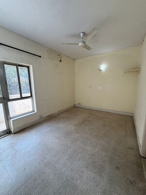 Room in 2 BHK Apartment at Unitech South City Heights, Sector 41 – for Rent