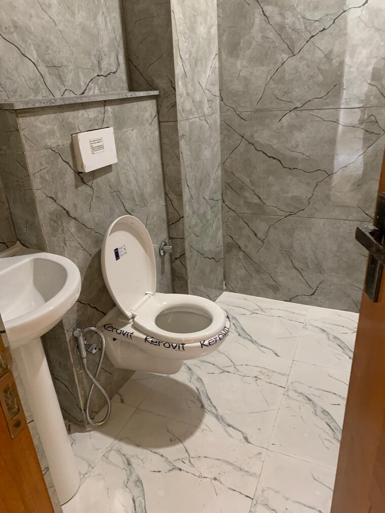 Bathroom, sector 85 3 Bedroom 2250 Sq.Ft. Builder Floor In Sector 85 Faridabad 9583919