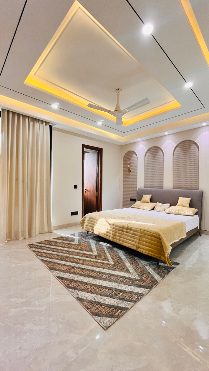 4 BHK + Servant Room 300 Sq.Yd. Builder Floor in Nirvana Country Birch Court