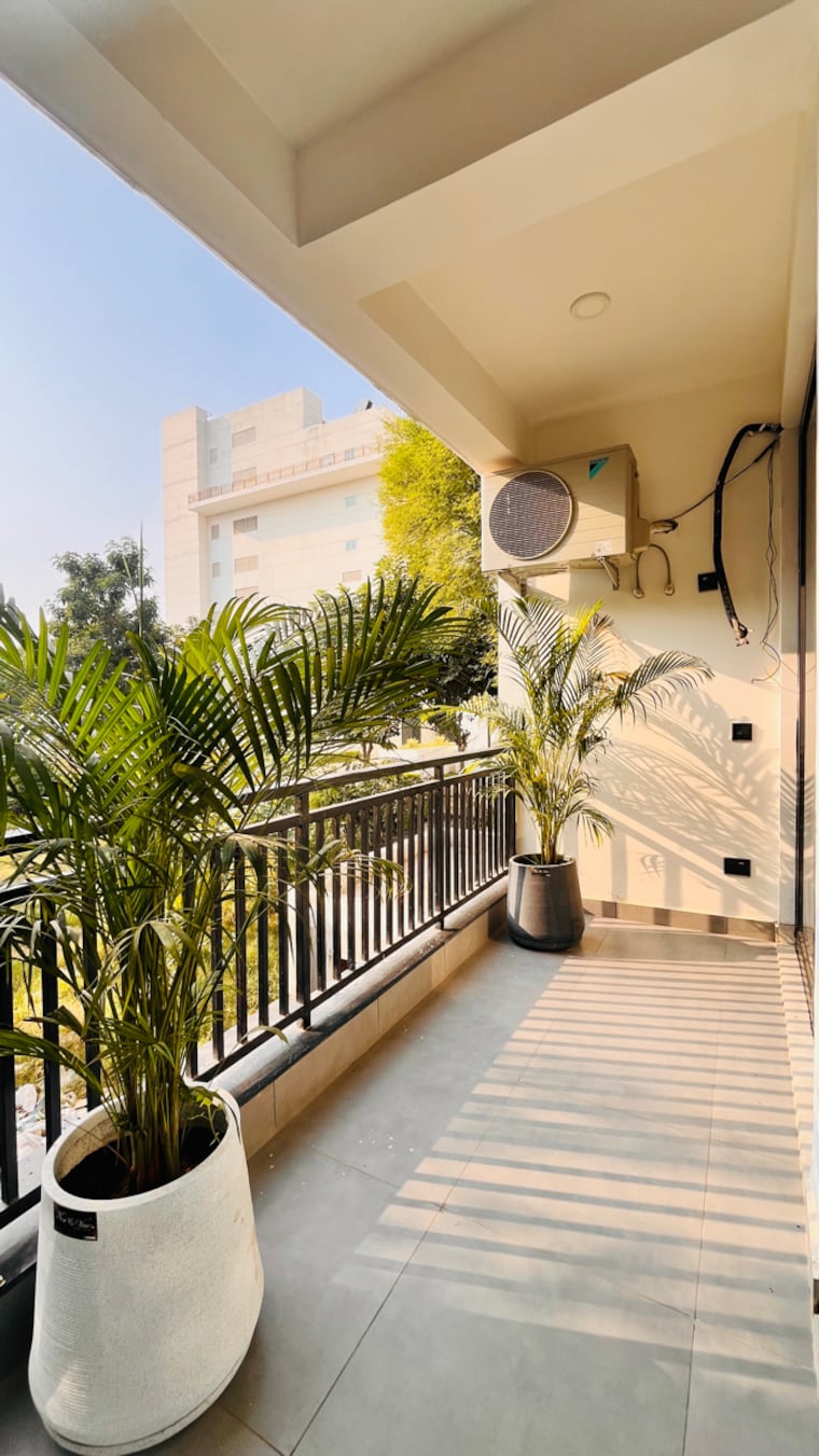 Balcony, nirvana-country-birch-court 4 Bedroom 300 Sq.Yd. Builder Floor In Nirvana Country Gurgaon 9583965