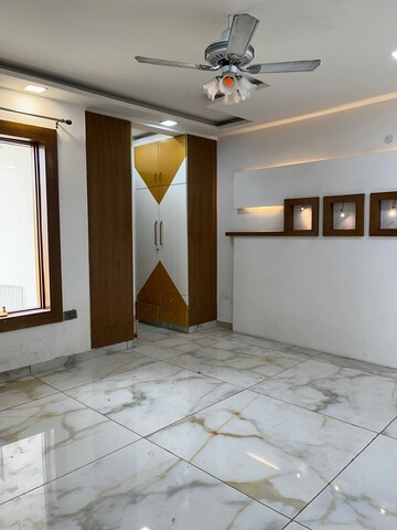 Room in 3 BHK Builder Floor at Sector 85 – for Rent