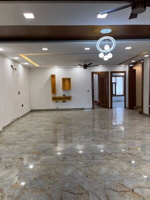 Room in 3 BHK Builder Floor at Sector 85 – for Rent
