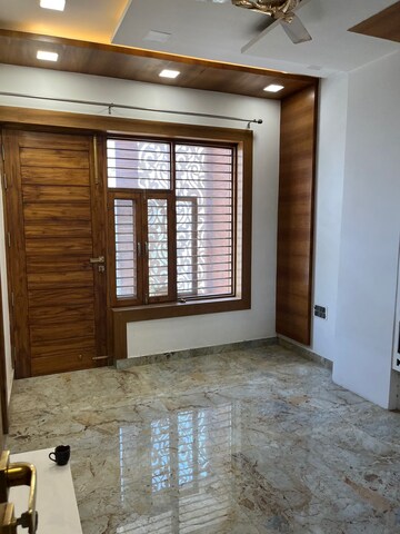 Room in 3 BHK Builder Floor at Sector 85 – for Rent