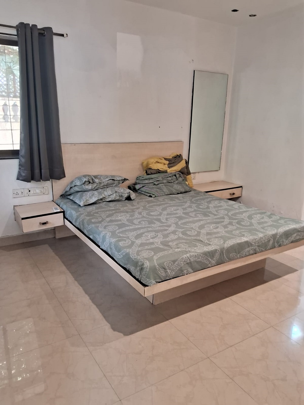 1 Rk+ Pooja Room Apartment For Rent in Bandra West