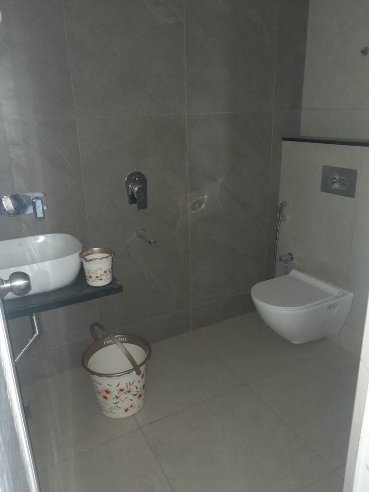 Bathroom, lalpur chowk Commercial Office Space in IT/SEZ 3300 Sq.Ft. In Lalpur Chowk Ranchi 9584300