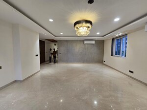 Room in 4 BHK Builder Floor at Sushant Lok I – for Rent