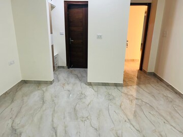Room in 3 BHK Builder Floor at Sector 81 – for Rent