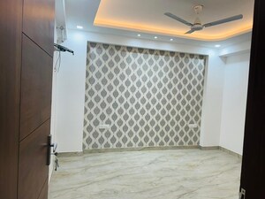 Room in 3 BHK Builder Floor at Sector 81 – for Rent